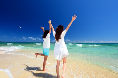 Okinawa sahilde oynarken aile