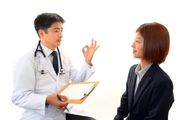 Sorrindo asiático médico — Fotografia de Stock