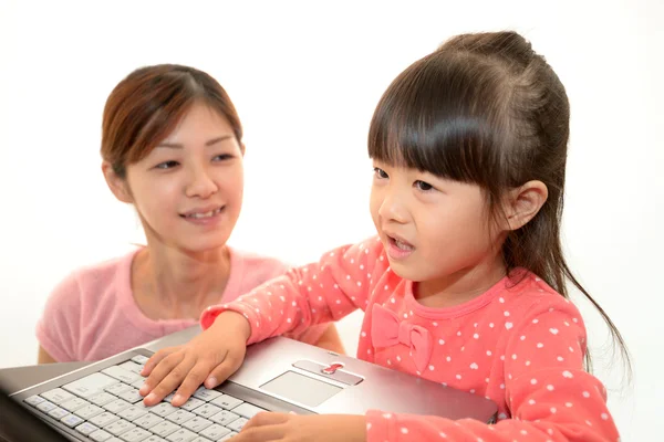 Linda niña usando un ordenador portátil —  Fotos de Stock