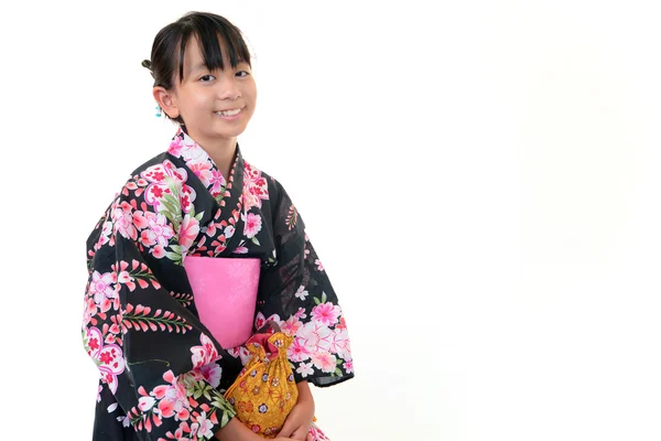 Улыбающаяся девушка в кимоно — стоковое фото