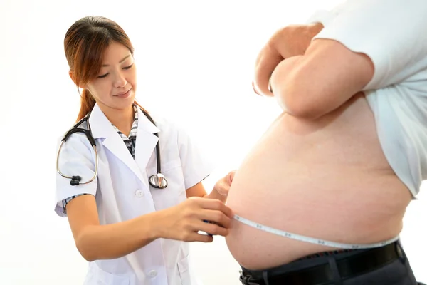 Ciddi doktor hasta obezite incelenmesi — Stok fotoğraf