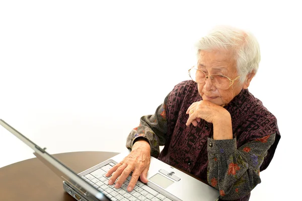 Senior dame geniet van computer — Stockfoto