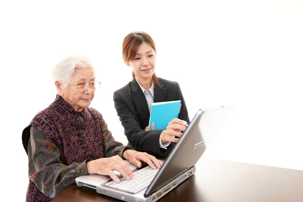 Senior senhora goza de computador — Fotografia de Stock