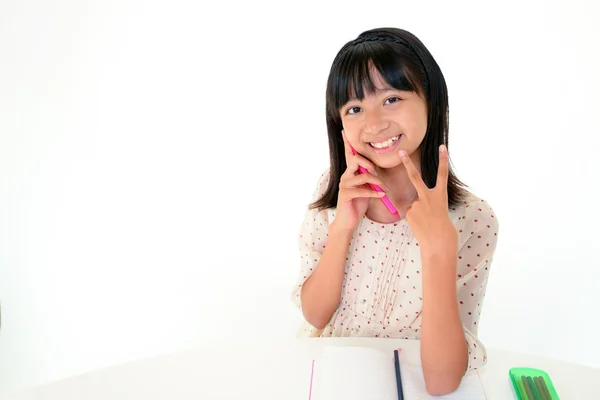 幸せな女の子の携帯電話を保持しています。 — ストック写真