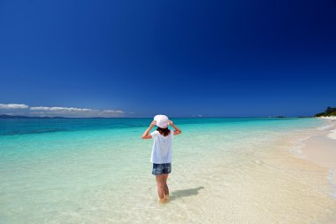 Kumsalda genç kadın zevk güneş ışığı