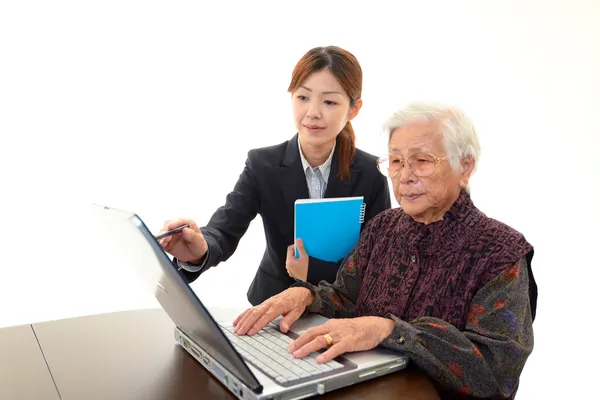 Senior lady enjoys computer — Stock Photo, Image