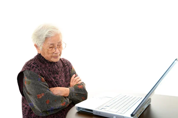 Mujer mayor con un cuaderno — Foto de Stock