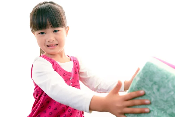 Freudiges kleines Mädchen hält Geschenk in den Händen — Stockfoto