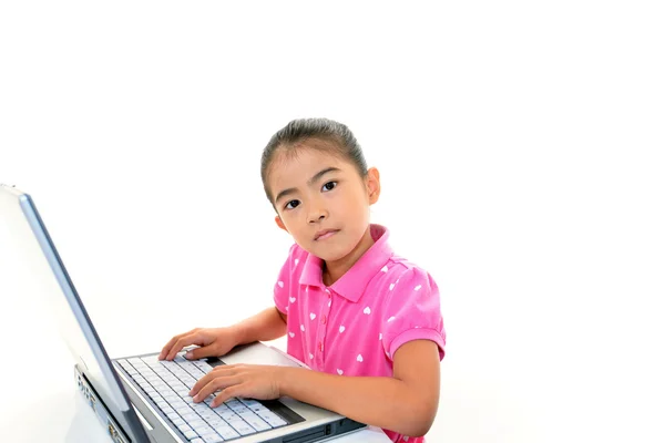 Chica sonriente usando un portátil —  Fotos de Stock