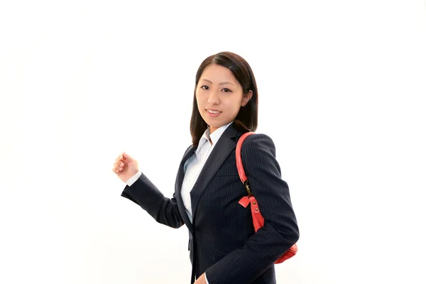 Mujer joven sonriente sosteniendo un bolso de hombro —  Fotos de Stock