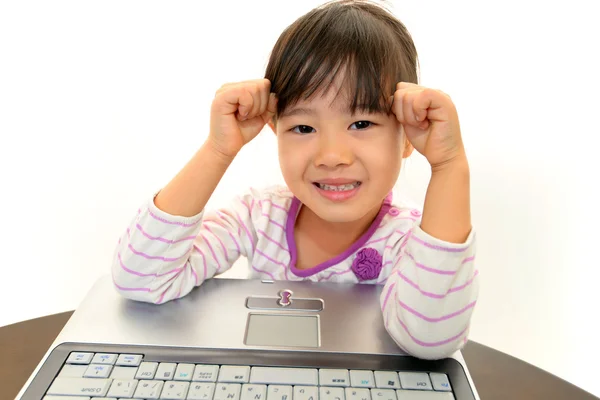 Schattig klein meisje met behulp van een laptop — Stockfoto