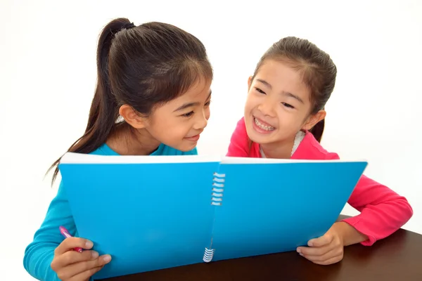 Meninas felizes estudando na mesa — Fotografia de Stock