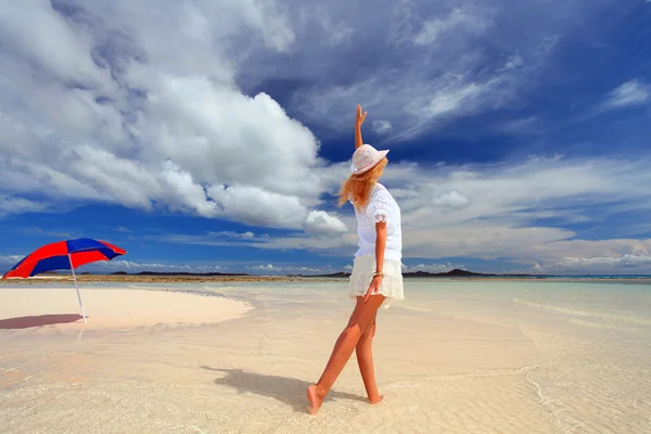 Ung kvinna på stranden njuta av solljus — Stockfoto