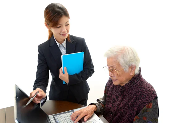 Äldre kvinna med en bärbar dator — Stockfoto