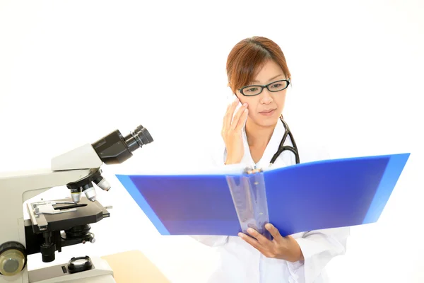 Médico con examen microscópico — Foto de Stock