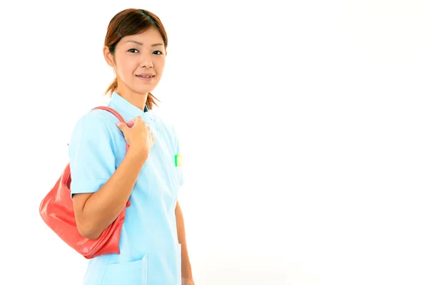 Asiática enfermera sosteniendo un bolso de hombro —  Fotos de Stock
