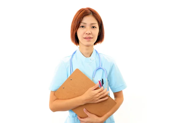 Улыбающийся азиатский врач — стоковое фото