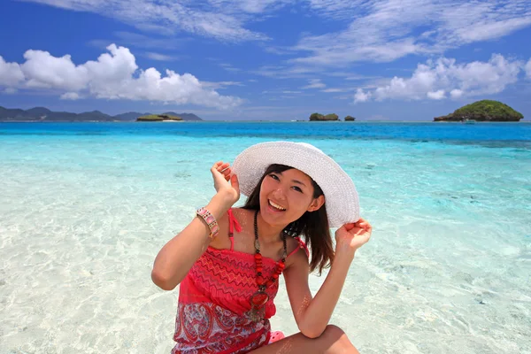 La femme qui se détend sur la plage . — Photo