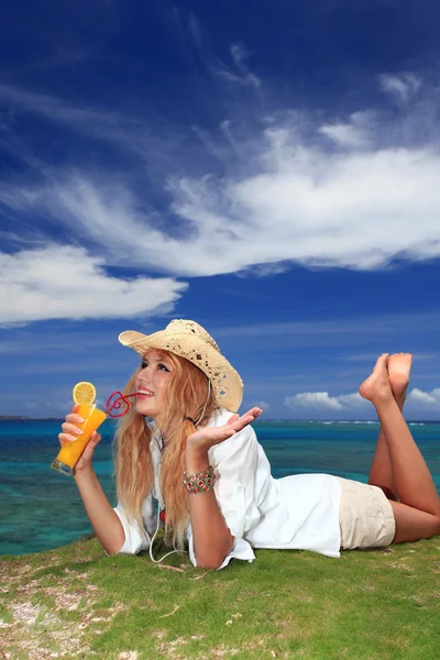 Young woman on the beach enjoy sunlight — Stock Photo, Image