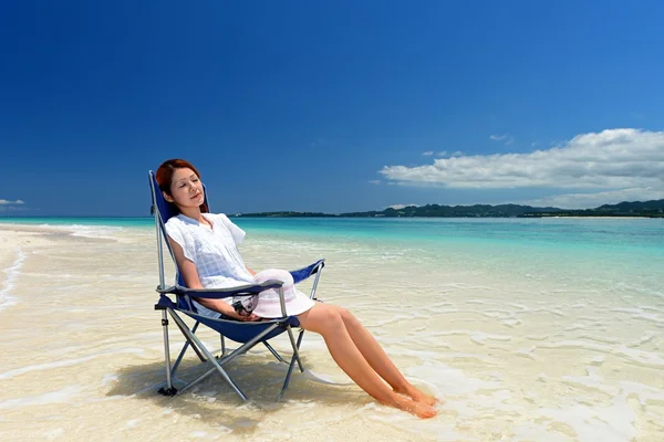 Young woman on the beach enjoy sunlight — Stock Photo, Image