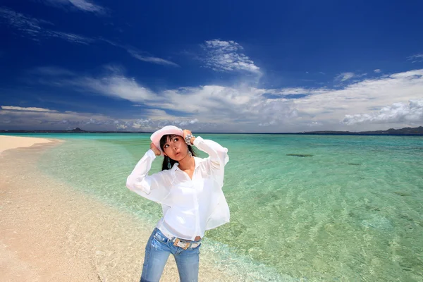 Jovem mulher na praia desfrutar da luz solar — Fotografia de Stock