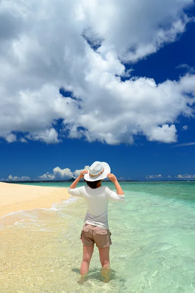 Giovane donna sulla spiaggia godere della luce del sole — Foto Stock