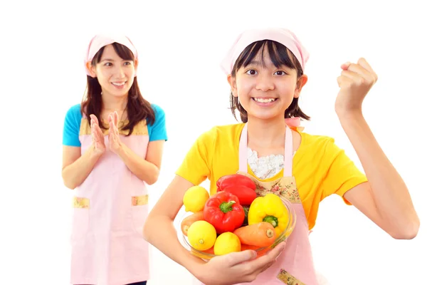 मुस्कुराते लड़की सब्जियां पकड़े हुए — स्टॉक फ़ोटो, इमेज