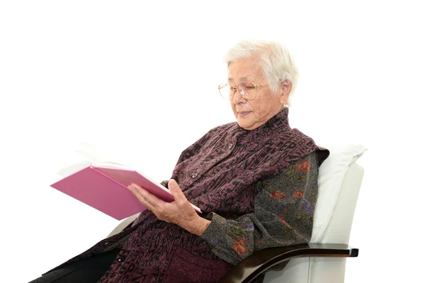 Vecchia donna che legge il suo libro — Foto Stock