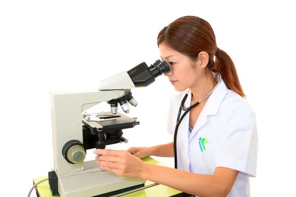 Médico con examen microscópico — Foto de Stock