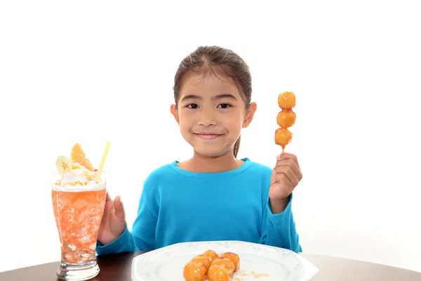 Счастливый ребенок ест сладости — стоковое фото
