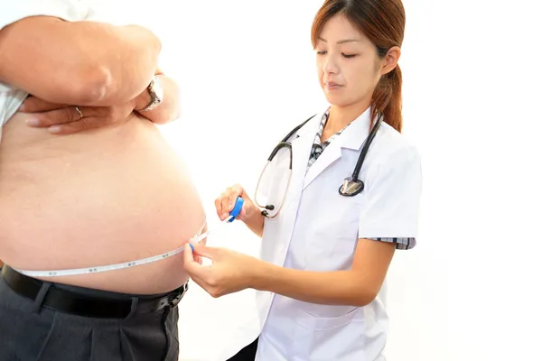 Vážné lékař zkoumá pacienta obezity — Stock fotografie