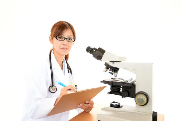 Médico con examen microscópico — Foto de Stock