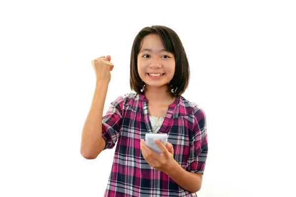 Glad tjej håller en mobiltelefon — Stockfoto