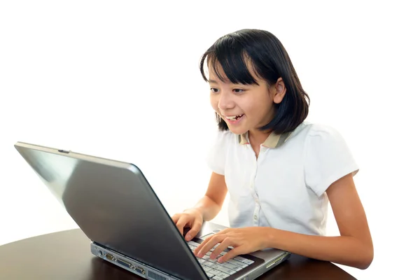 Dizüstü bilgisayar kullanan gülümseyen kız — Stok fotoğraf