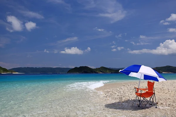 Plaj ve yaz plaj şemsiyesi. — Stok fotoğraf