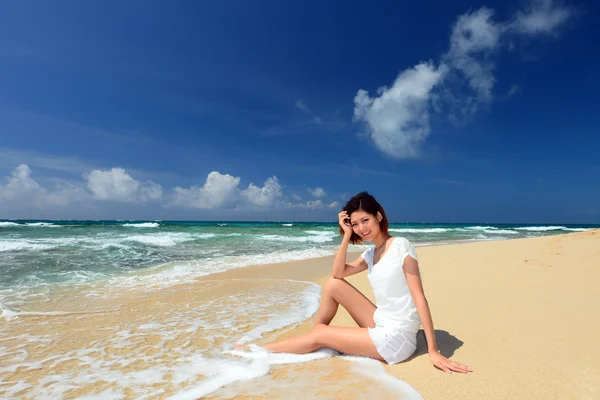 La donna che si rilassa sulla spiaggia . — Foto Stock