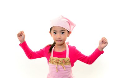 bir önlük giyen bir kız