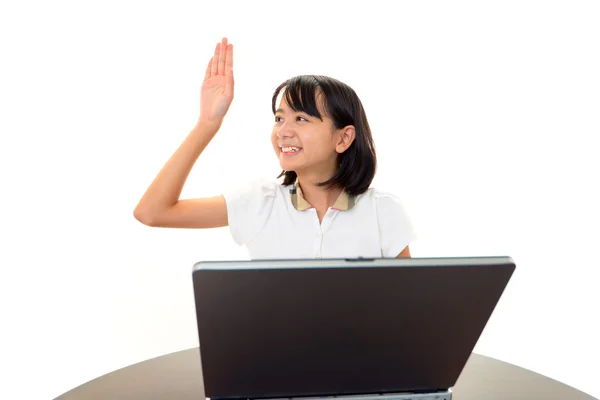 Menina sorrindo usando um laptop — Fotografia de Stock