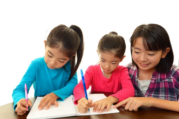 Niños estudiando — Foto de Stock