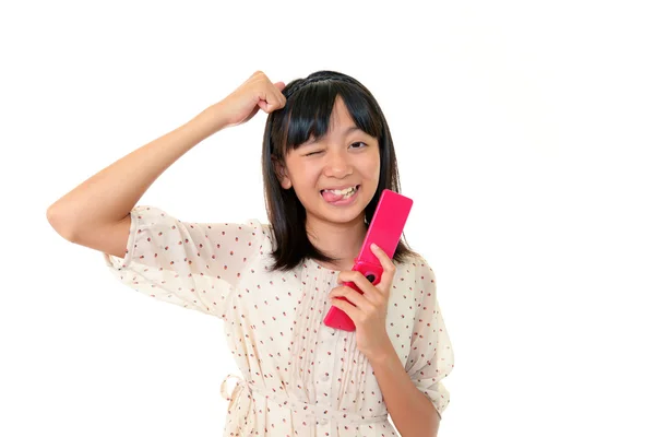 Feliz chica joven sosteniendo el teléfono — Foto de Stock
