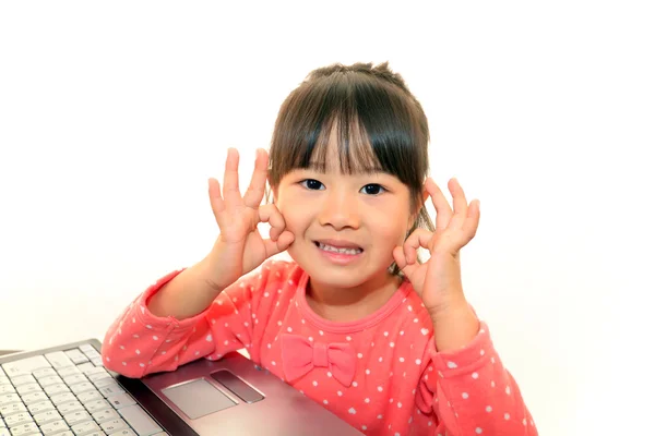 Felice ragazza asiatica sorriso sul suo viso — Foto Stock