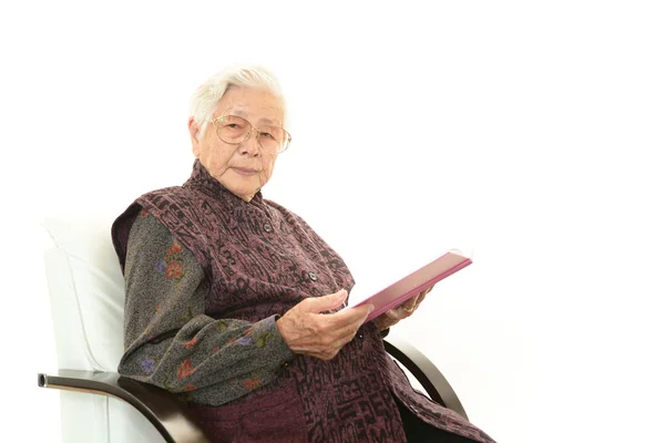 Anciana leyendo su libro — Foto de Stock