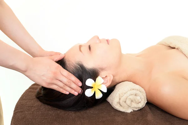 Beautiful woman enjoying a massage in a spa center — Stock Photo, Image