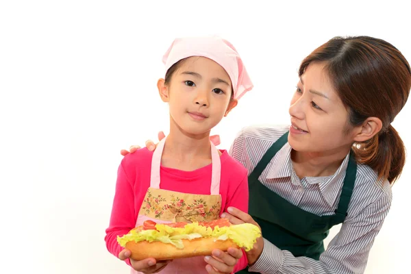 Enfant souriant avec sa mère — Photo