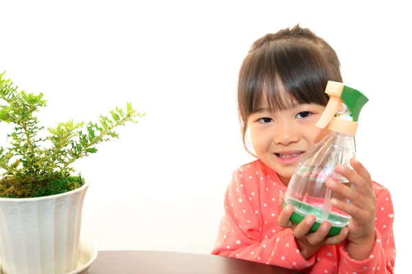 微笑与植物的亚洲女孩 — 图库照片