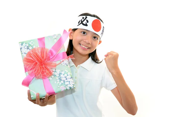 Freudiges Mädchen hält Geschenk in den Händen — Stockfoto