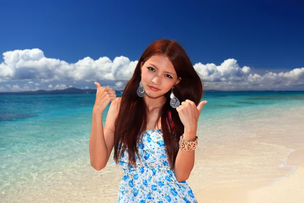 Mujer joven en la playa disfrutar de la luz del sol —  Fotos de Stock