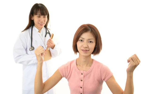 Sorridente medico asiatico e paziente — Foto Stock