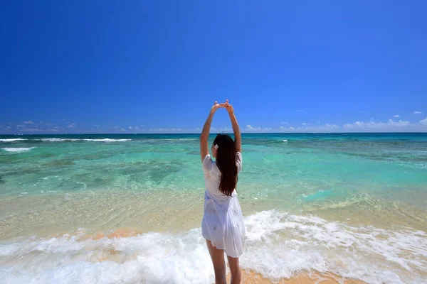 Ung kvinna på stranden njuta av solljus — Stockfoto