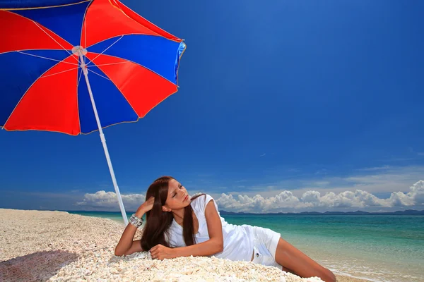 A mulher que relaxa na praia . — Fotografia de Stock